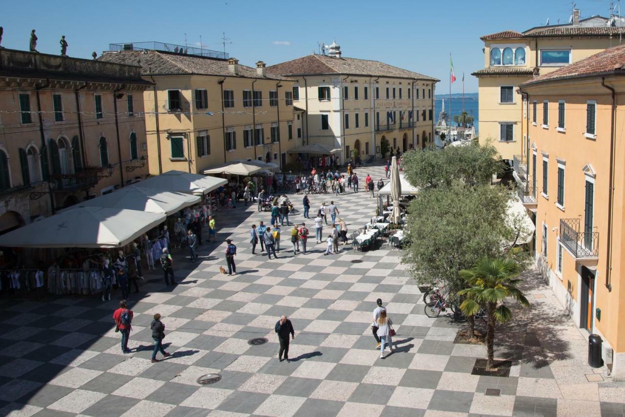 In Piazza Con Vista